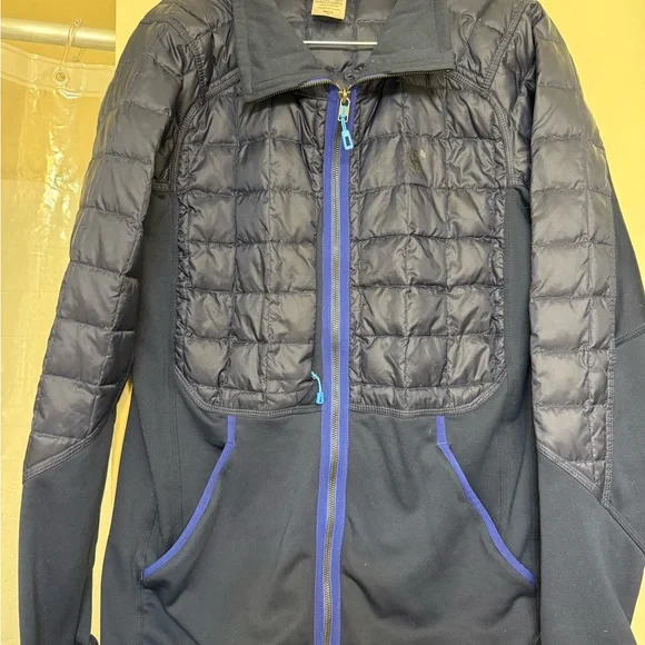 Patagonia Black and Blue Puffer Jacket for Active Outdoor Use - Picture 1 of 6